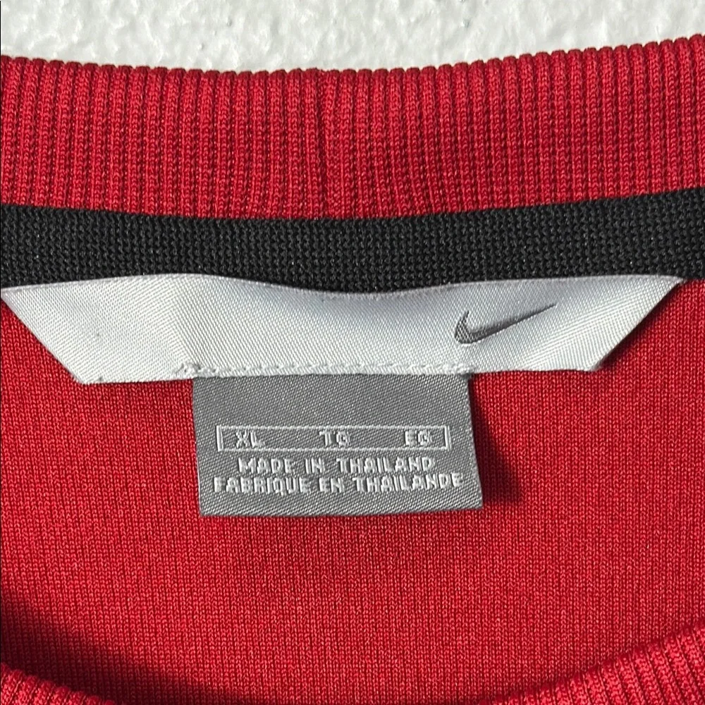 Vintage Y2K Nike Men's‎ Red and Black Crewneck Shirt